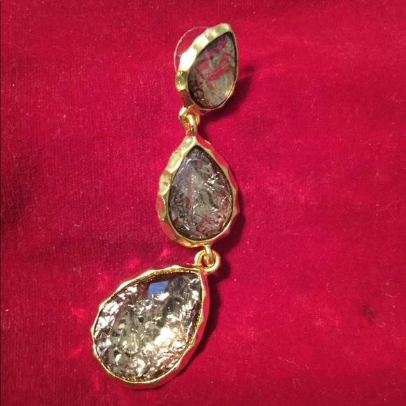 Amrita Singh tear drop earrings - Picture 3 of 3